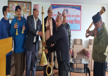 दलित समुदायलाई नौमती बाजा र आरन वीतरण गर्दै मझुवागढी नगरपालिकाले मनायाे स्थापना दिवस